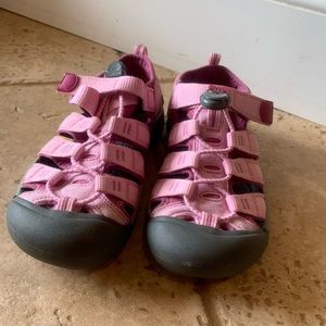 Girls Keen shoes, pink.